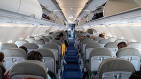 VIDEO Două femeie, coborâte din avion din cauza greutății: „Ar fi trebuit să rezervați patru locuri”